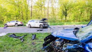 Bundesstraße bei Großbottwar: Heftiger Unfall mit drei Autos fordert drei Verletzte – B328 gesperrt