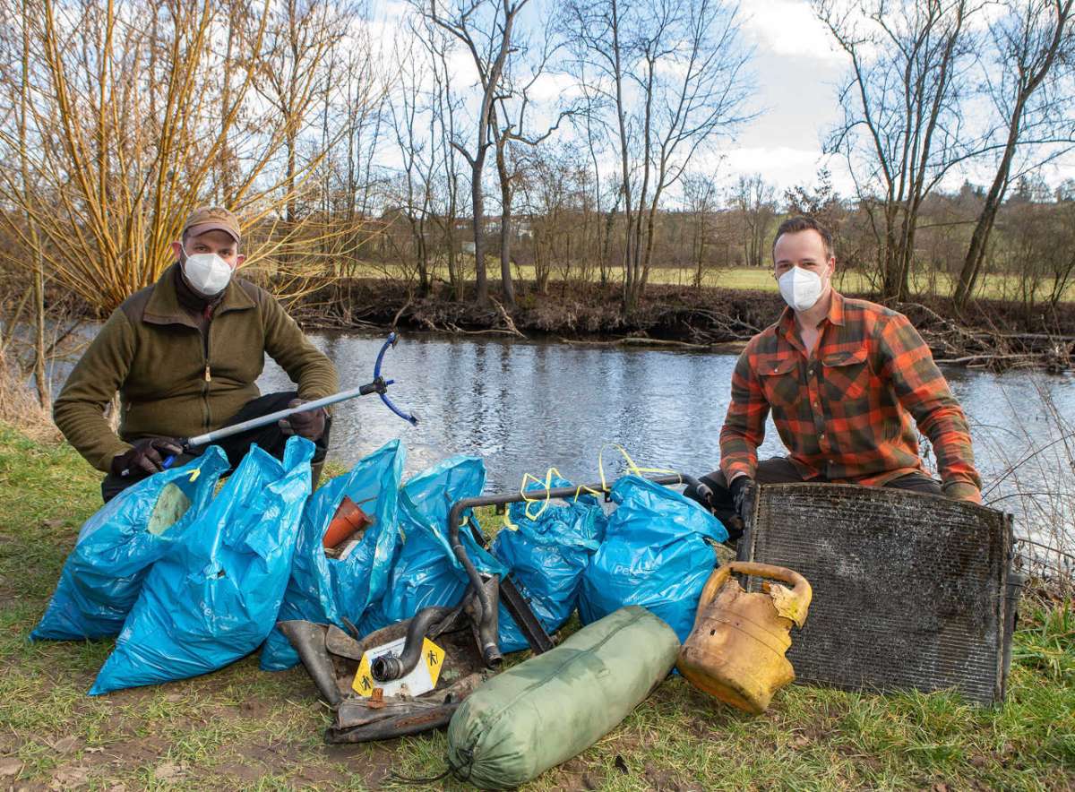Zwei Bietigheim-Bissinger Angler sammeln Müll: Weg mit dem Dreck am Ufer der Enz