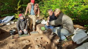 Auch Sachsenheims Bürgermeister Holger Albrich erkundigte sich bei den Archäologen vor Ort nach ihren neuen Fundstücken und den daraus gewonnenen Erkenntnissen. ⇥ Foto: Michaela Glemser