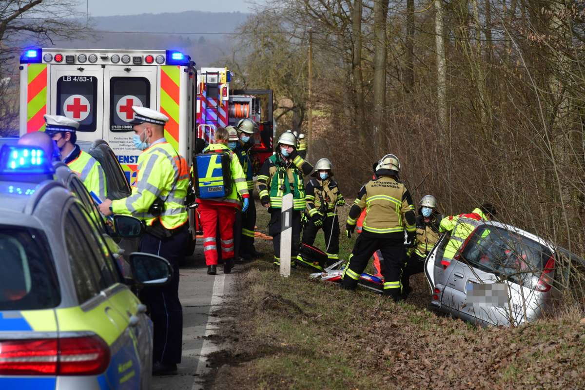 Schwerer Unfall zwischen Großsachsenheim und Hohenhaslach: 81-Jähriger prallt mit seinem Auto gegen einen Baum