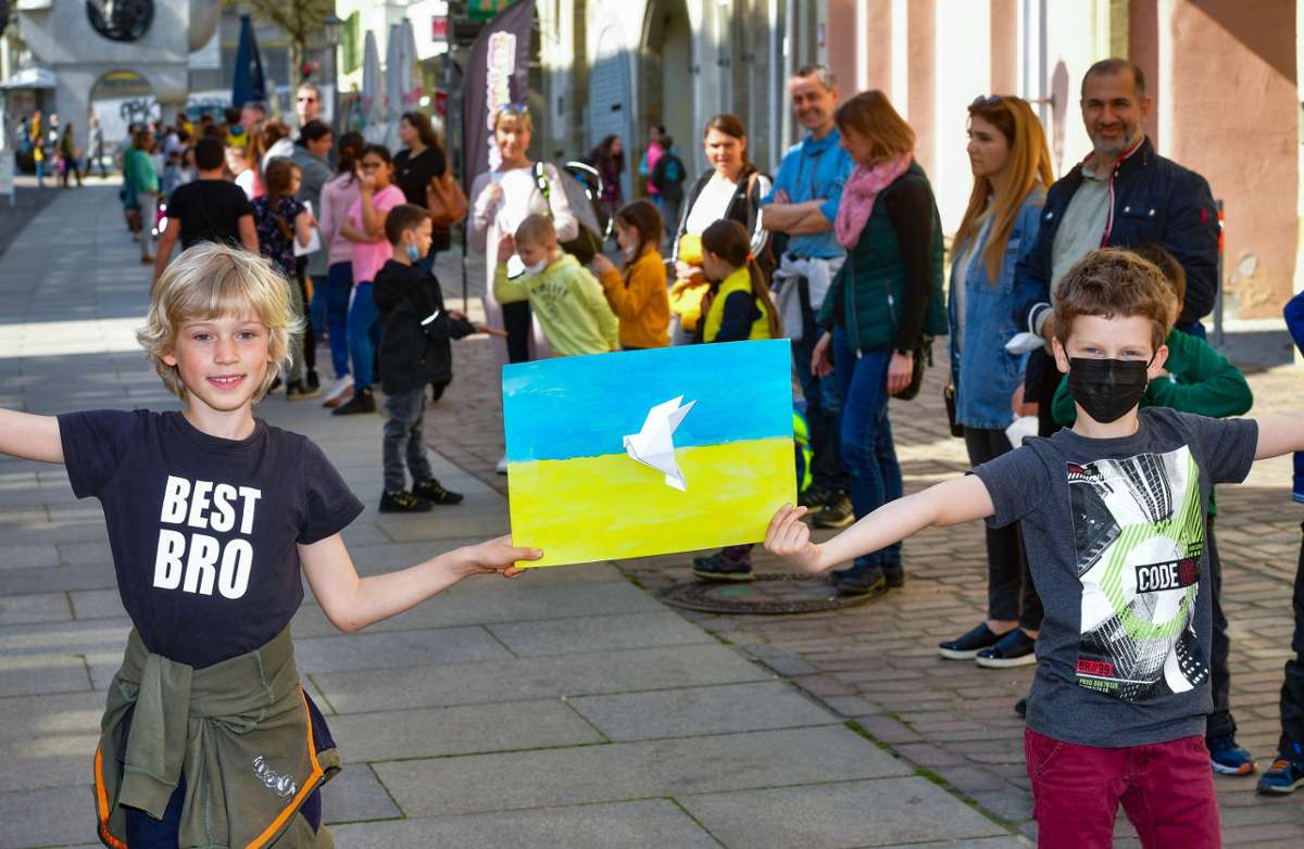 Friedensaktion in Bietigheim-Bissingen: Lange Menschenkette für den Frieden