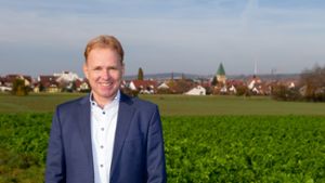 Der Pleidelsheimer Bürgermeister Ralf Trettner vor seiner Gemeinde: Er blickt auf ein herausforderndes Jahr 2021 zurück.⇥ Foto: Oliver Bürkle