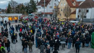 Hunderte Menschen haben sich am Montag vor dem Tammer Rathaus versammelt Foto: /Oliver Bürkle