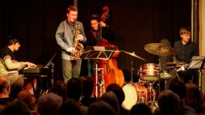 Das Simons Jazz Collektive  von links: Ezequiel Balseca (Klavier), Simon Bremen (Altsaxophon), Loreen Sima (Kontrabass, E-Bass) und David Giesel am Schlagzeug. ⇥ Foto: Helmut Pangerl