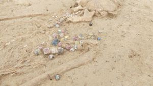 Das Skelett einer Frau aus der Merowingerzeit, das an der Gerokstraße in Bissingen ausgegraben wurde. Sie trägt eine bunte Perlenkette. Foto: Landesamt für Denkmalpflege im Regierungspräsidium Stuttgart/Sebastian van Kaam