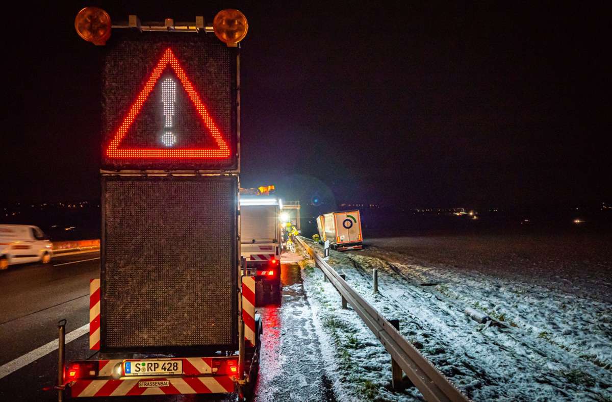 A81 bei Gerlingen teilweise gesperrt: Lastwagen bleibt in Acker stecken