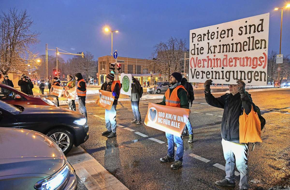„Letzte Generation“ in Ludwigsburg: Klimaaktivisten legen B27 lahm