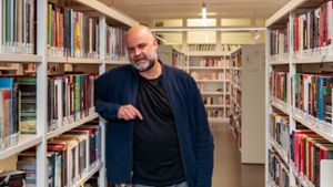 Hans Pöhnl, Leiter der Otto-Rombach-Bücherei, und die BZ-Redaktion freuen sich darauf, die verschiedenartigen Texte lokaler Autoren zu lesen und sie einem Publikum zu präsentieren. ⇥ Foto: Helmut Pangerl