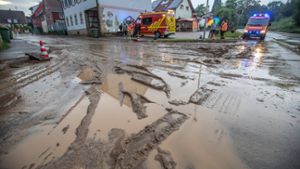 Feuerwehr rückt in Tamm aus: Starkregen spült Schlammschicht auf Straße