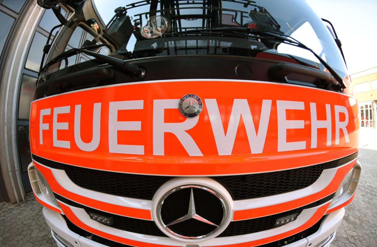 Brand in Sachsenheim-Spielberg: Autobatterie in einer Garage brennt