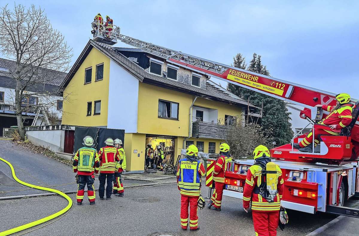Feuerwehreinsatz in Mundelsheim: Kabelbrand im Heizungsraum: Zwei Personen  verletzt