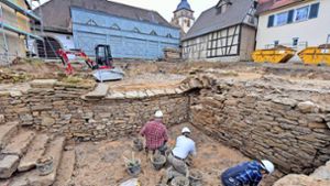 Die Archäologen bei der Arbeit: im Grabungsareal nördlich von Kelter und Stadtkirche. Foto: /Martin Kalb