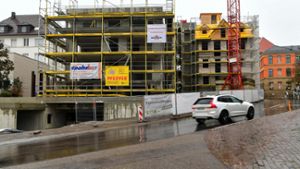 Der Neubau der Paulus Wohnbau am Hillerplatz in Bietigheim steht im Rohbau. Das abgerissene Gebäude am Hillerplatz 3 wird dem Altbau entsprechend nachgebaut (rechts). Foto: Martin Kalb