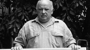 Nach seiner Haftstrafe verkaufte Konrad Kujau ganz offiziell seine Fälschungen. So versteigerte er auch Werke für den guten Zweck beim Ingersheimer Amselfest. Das Bild zeigt ihn im Juli 1992 mit einem nachgemalten Dali-Gemälde.
