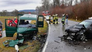 Schwerer Unfall zwischen Sersheim und Hohenhaslach: Zusammenprall fordert drei Schwerverletzte
