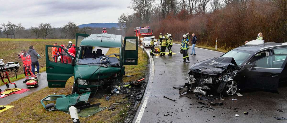 Schwerer Unfall zwischen Sersheim und Hohenhaslach: Zusammenprall fordert drei Schwerverletzte