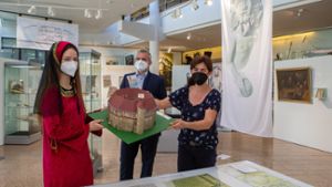 Im Stadtmuseum in Sachsenheim gibt es die neue Ausstellung „Von allen guten Geistern verlassen?“ zu sehen, die (von links) Jennifer Stobinsky, Bürgermeister Holger Albrich und Museumsleiterin Claudia Papp vorstellten. ⇥
