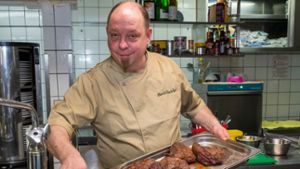 Boris Geisler ist seit 32 Jahre Koch – aus Leidenschaft. In seiner Küche in der Krone in Löchgau bereitet er für die BZ-Leser sein Leibgericht zu. Foto: Helmut Pangerl