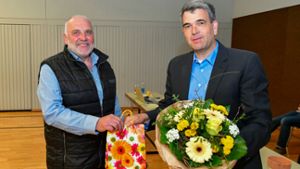 Gemeinderat Helmut Schrenk würdigte in der jüngsten Gemeinderatsitzung die zehnjährige Amtszeit von Bürgermeister Alexander Fleig (rechts).⇥ Foto: Martin Kalb