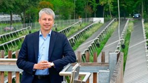 Steffen Bilger (CDU) hat vor der Wahl dem Solarpark auf dem Römerhügel ein Besuch abgestattet. Künftig wird er sich häufiger mit Umwelt- und Landwirtschaftsthemen befassen.⇥ Foto: Simon Granville