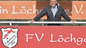 Dieter Schuster, dort, wo er sich wohlfühlt: auf dem Sportplatz seines FV Löchgau. Foto: /Martin Kalb