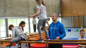 Sportlehrer Thomas Naubert baut in der Sporthalle der Grundschule im Buch gerne verschiedene Stationen auf, an denen Kinder sich ausprobieren und freier bewegen können. ⇥ Foto: Martin Kalb