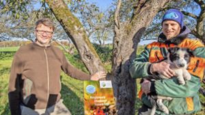 Ihnen liegt die Förderung der Artenvielfalt in der Streuobstwiese am Herzen: Projektleiter Patrick Pyttel und der Kirchheimer Bauer Vincent Fahrendorf mit seinem Welpen Floki. Foto: /Martin Kalb