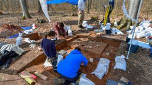 Archäologen der Universität Tübingen legen im April 2019 bei Hohenhaslach eine Plattenlage (Bildmitte) frei. An dieser Stelle lebten vor etwa 15 000 Jahren Steinzeitmenschen. ⇥
