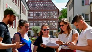 BZ-Redakteurin Rena Weiss (2. von links) und ihre Familie begaben sich in der Bietigheimer Altstadt auf Schatzsuche.⇥