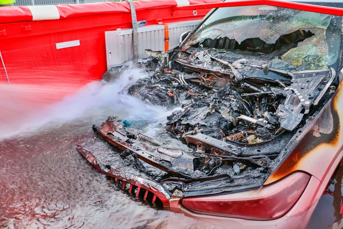 Löschung im Abrollcontainer für Autos mit E-Batterien: Hybridauto fängt Feuer