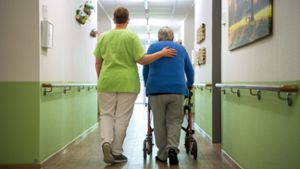 Die Pandemie hat den Mitarbeitern der Pflege in den Krankenhäusern und Seniorenheimen viel abverlangt. Viele Pflegekräfte kündigen, neue werden kaum gefunden. ⇥