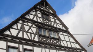 Das Fachwerkhaus „Alte Farb“ mit doppeltem Andreaskreuz und den Hörnern eines Widders im Dachstuhl: Symbole zum Fernhalten böser Geister.⇥