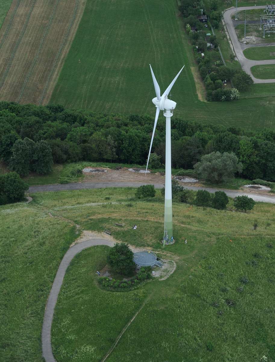 Windkraftanlage nahe der Autobahn : Grüner Heiner läuft acht Jahre weiter