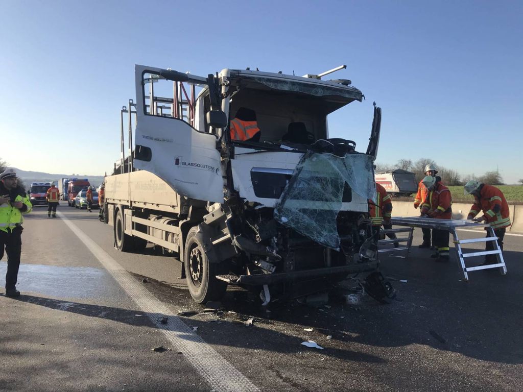 Stau: Autobahn nach Lkw-Kollision zeitweilig voll gesperrt