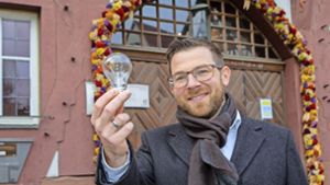 Der Markgröninger Bürgermeister Jens Hübner. Fast alle Glühbirnen in den öffentlichen Gebäuden sind inzwischen durch  LED-Lampen ersetzt worden. Foto: /Oliver Bürkle