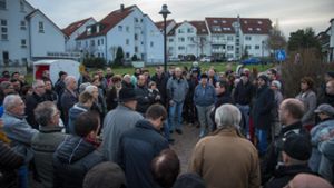 Die Gemüter kochten hoch: Etwa 100 Bürger demonstrierten im Dezember 2015 gegen die Pläne zum Bau eines Asylbewerberheims im „Zimmerer Pfad“ in Sachsenheim.⇥