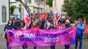 Die Mai-Demonstration des DGB führte durch die Bietigheimer Innenstadt. ⇥ Foto: Martin Kalb