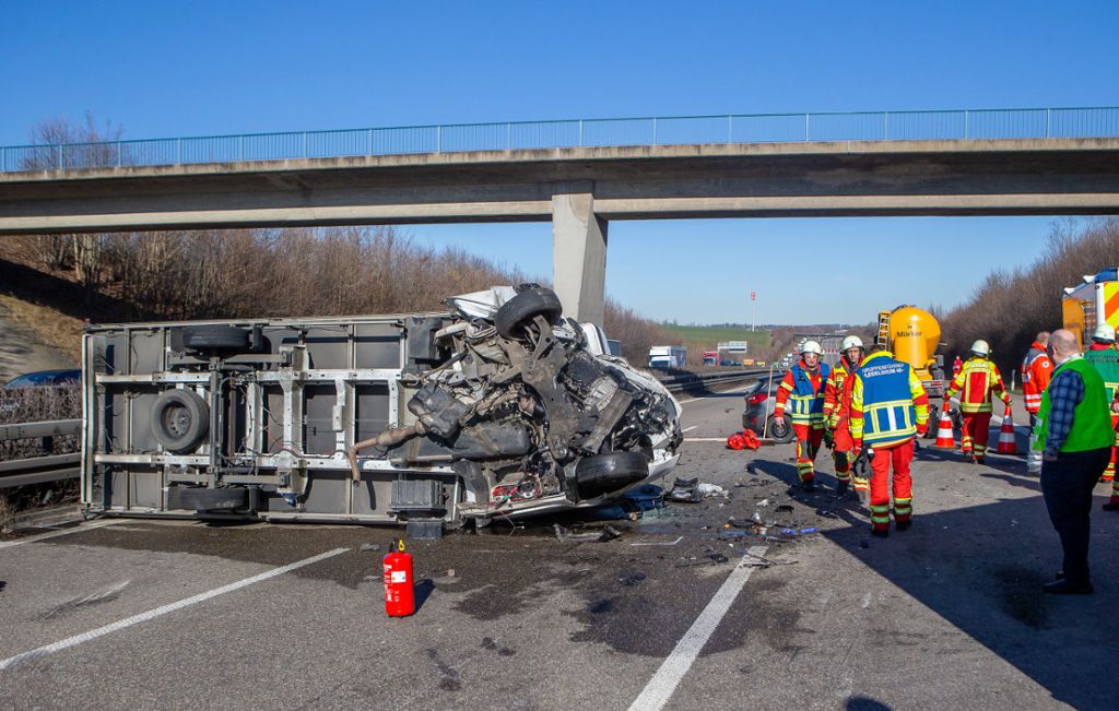 Drei Verletzte und 16 Verstöße: Unfall auf der Autobahn verursacht großen Stau