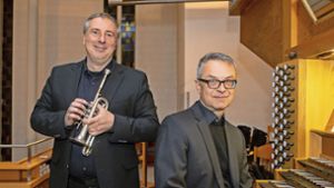 Solotrompeter Thomas Reiner (links) mit Organist Jürgen Benkö in Sankt Laurentius. Foto: /Oliver Bürkle