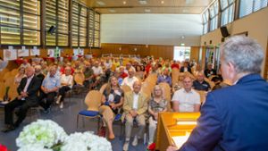 Nach drei Jahren fand wieder eine Einwohnerversammlung in Sachsenheim statt. Bürgermeister Holger Albrich begrüßte die Bürger in der Mehrzweckhalle Kleinsachsenheim.⇥ Foto: Oliver Bürkle