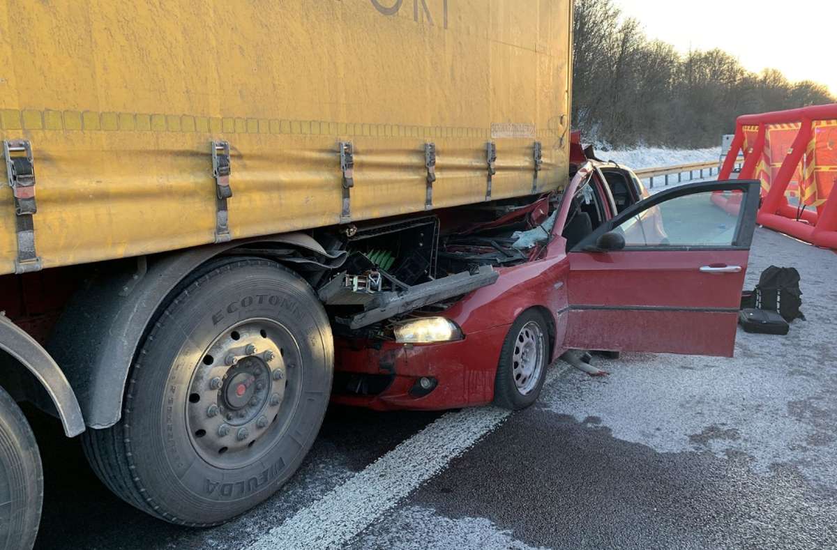 Tödlicher Unfall bei Pleidelsheim: Kleinwagen rast ungebremst in LKW