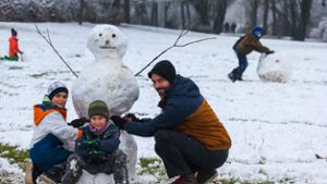 Erster Schnee 2021Bei den Sportanlagen im Ellental wurden am Sonntag Schneemänner gebaut, für einige Kinder vermutlich zum ersten Mal in ihrem Leben.