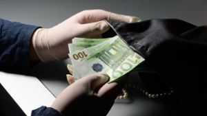 Mehrere Tausend Euro Bargeld haben Einbrecher in Tamm erbeutet (Symbolbild). Foto: imago images/Petra Schneider