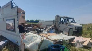 Spektakulärer Unfall bei Bietigheim-Bissingen: Wohnmobil überschlägt sich und bricht in zwei Teile