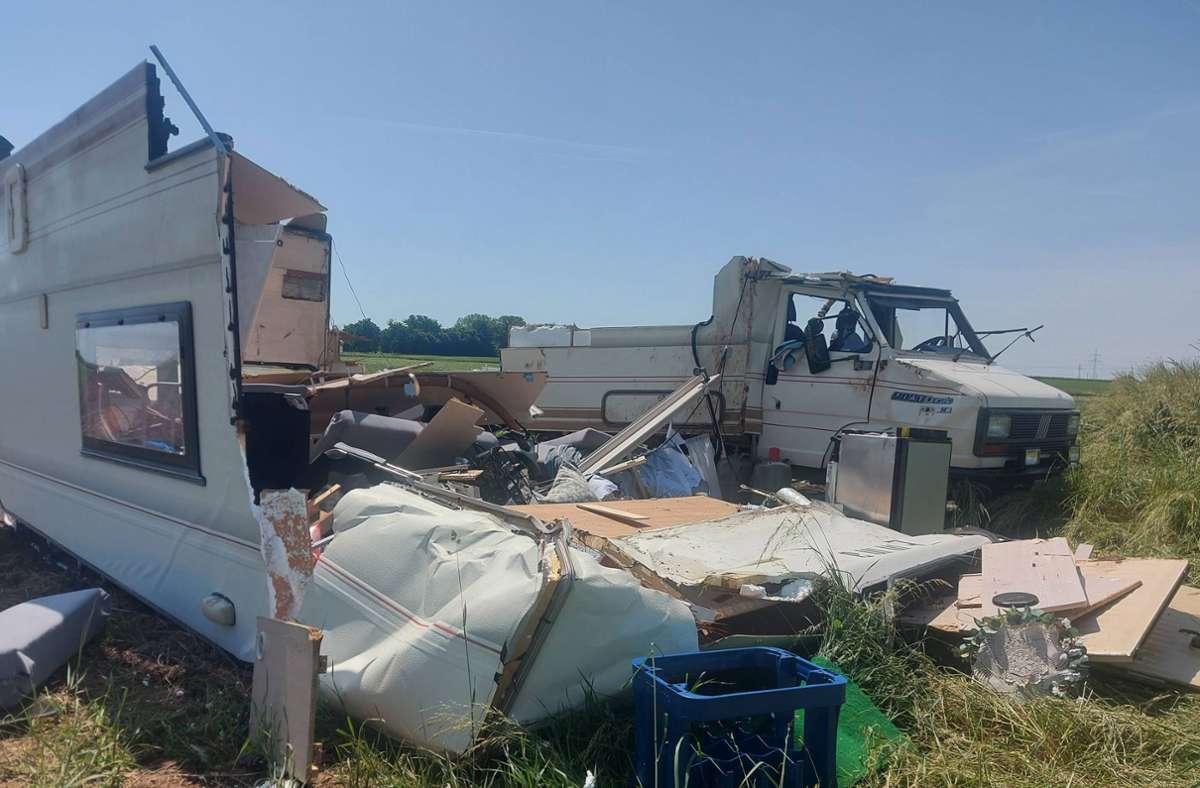 Spektakulärer Unfall bei Bietigheim-Bissingen: Wohnmobil überschlägt sich und bricht in zwei Teile