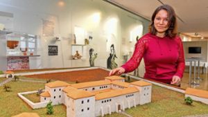 Laura Stöhrer da Silva zeigt das Modell „Villa Rustica“ der Römerausstellung im Stadtmuseum, die neu konzipiert wurde. Foto: /Martin Kalb