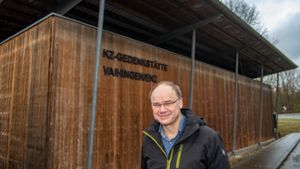 Rainer Mayer vor dem Gebäude in dem die Multimedia-Installation gezeigt wird.⇥ Foto: Martin Kalb