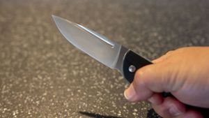 Mit einem Messer wollte ein Mann eine Frau am Bietigheimer Bahnhof verletzten. Foto: imago images/Ulrich Roth