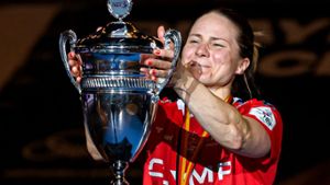 Ex-Nationalspielerin Anna Loerper, die nach der Saison ihre Karriere beendet, durfte den Siegerpokal vom Podest holen. ⇥