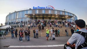 Eishockey-Fans vor der EgeTrans-Arena in Bietigheim-Bissingen. ⇥